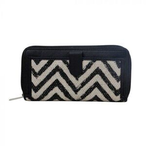 Chic Zig-Zag Pattern Leather Bag – Compact & Trendy Clutch